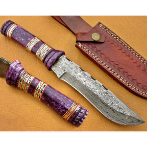 Cuchillo de caza hecho a mano de acero de Damasco con mango de hueso morado y hoja fija, con funda de cuero. - Product Image 1