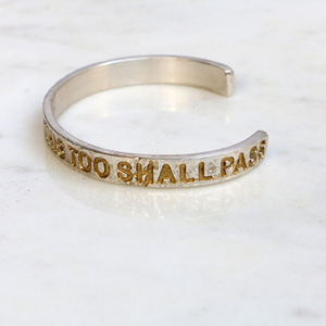 Bracelet manchette en laiton estampé à la main - Bijou avec citation inspirante - Cadeau rustique et minimaliste pour la santé mentale des femmes - Product Image 4