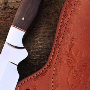 Cuchillo de caza de hoja fija plateada con mango de madera marrón oscuro y funda de cuero repujado marrón para supervivencia en campamentos al aire libre - Product Image 4