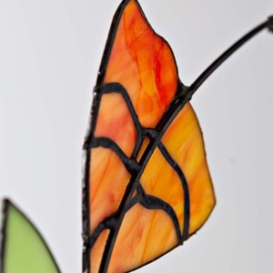 Décoration murale en vitrail en forme de couronne de fleurs sauvages, avec des fleurs colorées et des feuilles vertes délicates, pour des accents élégants dans la maison - Product Image 6