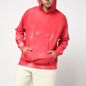เสื้อฮู้ดผู้ชายสีแดงทรงโอเวอร์ไซส์ มีกระเป๋าหน้า พิมพ์ลายแบบซับลิเมชั่น สวมใส่สบายๆ สำหรับฤดูใบไม้ร่วง ผลิตจากผ้าโพลีเอสเตอร์ 100% เฟรนช์เทอร์รี่ - Product Image 1