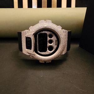 Montres de luxe serties de diamants, demi-entièrement pavées et bracelet en caoutchouc noir DOPE JEWELLS – Pièces intemporelles, boîtier rond artistique pour les passionnés de mode - Product Image 1