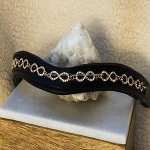 ขายส่งผลิตภัณฑ์ม้าหนังสีดำม้าคิ้ววงดนตรีในขนาดที่กำหนดเองทั้งหมดที่ว่างเปล่าช่องฝังทองคริสตัลห่วงโซ่คิ้ววง - Product Image 4