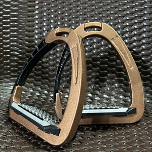 Étriers de sécurité pour chevaux en aluminium léger de qualité supérieure, à dégagement rapide, pour l'équitation anglaise et occidentale, logo personnalisé, taille personnalisée, OEM ODM - Product Image 3