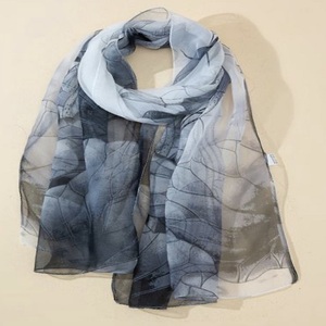 Bandana carré en polyester à pois, imprimé avec logo personnalisé, design numérique estival, respirant, léger, de luxe, extensible dans quatre sens - Product Image 2