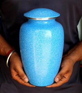 Urna Funeraria de Metal Hecha a Mano con Diseño Floral, Perfecta para Familias que Quieren Guardar Recuerdos de sus Seres Queridos Cercanos - Product Image 5