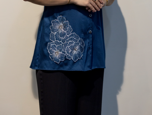 Chemise pour femme en coton Giza bleu premium, confortable et respirante, pour un usage décontracté. Achat en gros auprès du fabricant, directement du fournisseur. - Product Image 6