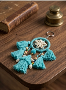 Porte-clés attrape-rêves turquoise avec pompons et pendentif décoratif en forme de fleur de coquillage - Product Image 2