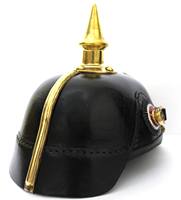 Casque Pickelhaube en cuir verni noir avec emblème d'aigle doré et pointe, pour accessoires de mode imitation antique