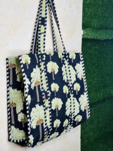 Bolso de mano hecho a mano con diseño de palmera |   Bolso de Hombro Acolchado de Algodón |   Bolsa de Compras con Estampado Tropical |   Bolsa de compras para mujer - Product Image 2