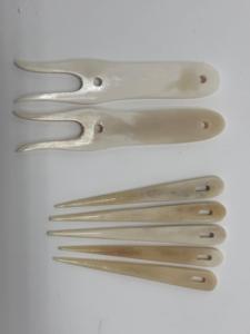 Ensemble d'aiguilles à tricoter et de lucets en os faits à la main – Outils traditionnels pour le tissage, le tricot et le crochet - Product Image 3