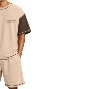 Conjunto de camiseta y pantalones cortos beige para hombre, talla grande, con mangas en contraste marrón oscuro, logotipo personalizado, cuello redondo, estilo casual urbano, venta al por mayor. - Product Image 4