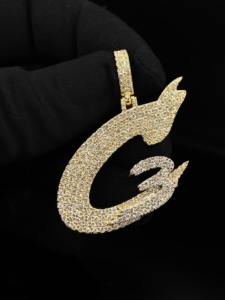 Colgante Personalizado con Letra G, Diseño Royal Eclipse, en Acero Inoxidable con Micro Pavé de Circonitas, Estilo Hip Hop, Unisex - Product Image 3