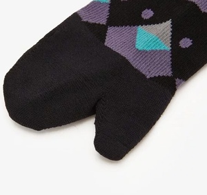 Chaussettes de compression Tabi géométriques noires en mélange de coton tricoté pour la randonnée et l'entraînement - Product Image 2