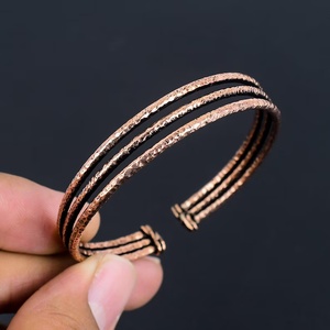 กำไลข้อมือทองแดงทำมือลวดลายเกลียว ดีไซน์หรูหราสำหรับใส่ทุกวัน - Product Image 3
