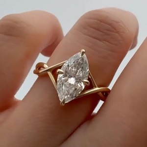 Anillo de Compromiso de Oro Amarillo con Diseño Moderno, Moissanita de 925 Quilates, Corte Marquesa de 3.0 Quilates, con Certificado IGI y Claridad VVS para Mujer - Product Image 2