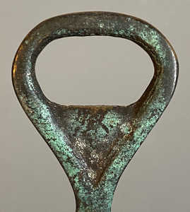 Ouvreur de bière en métal enduit de poudre grise parfait pour les accessoires de barman modernes et la préparation de boissons élégantes - Product Image 3