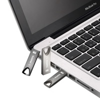 La unidad FLASH USB OJ9 es lo suficientemente compacta como para transportarlo con las llaves