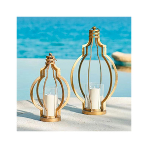 Elegante Juego de Faroles de Metal Dorado con Copas de Vidrio, Portavelas Decorativos para Interiores y Exteriores - Product Image 4
