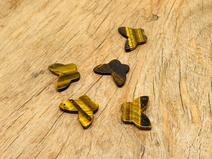 Pendentif en pierre œil de tigre en forme de papillon, perles artisanales polies sur le thème animalier - Product Image 3
