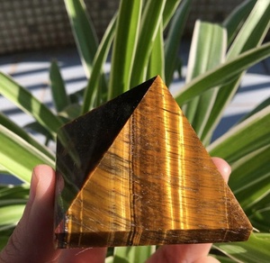 Pirámide de cristal natural de ojo de tigre de alta calidad, piedra pulida, pirámide de punto al por mayor para curación y meditación energética - Product Image 1