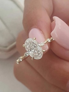 แหวนเพชรทรงรี 1.61 กะรัต เพชรสร้างในห้องปฏิบัติการ ทองคำแท้ 14K สีเหลือง ประดับเพชรเม็ดกลมแบบลอยตัว แหวนหมั้นแบบ 4 กรงเล็บ - Product Image 3