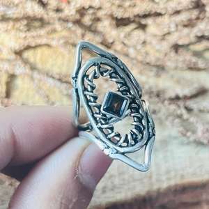 Anillo de Ónix Negro, Anillo Geométrico Gótico para Mujer, Joyería de Latón Plateado Oxidado, Venta al por Mayor - Product Image 4