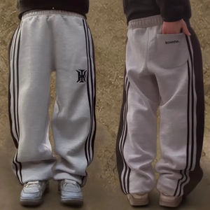 กางเกงจ็อกเกอร์สีเทาไฮเดอร์เกรย์ลายทางด้านข้างสีดำ พร้อมโลโก้ปัก ผ้าฝ้ายฟลีซ 100% ขากว้าง ปลายขาจั๊มพ์ สำหรับผู้ชาย - Product Image 1