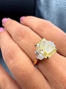Bague de luxe à trois pierres en diamant jaune vif taille radiant 3,01 carats, cultivé en laboratoire, avec or massif 18 carats, certifié IGI, pour mariée et mariage - Product Image 5