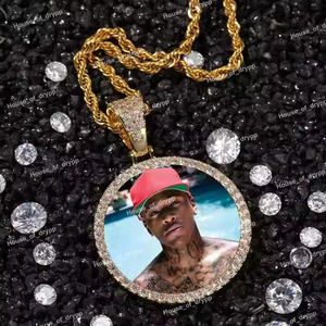 Colgante Personalizado con Foto en Plata Rodiada, Marco de Moissanita Brillante, Joyería de Lujo Personalizada, Elegante y Única - Product Image 3