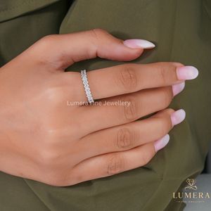 แหวนเพชรทรงรีแบบ Eternity Band เพชรเลี้ยงในห้องปฏิบัติการ แหวนแต่งงานแบบมินิมอล สำหรับเป็นของขวัญวันเกิด เครื่องประดับอัญมณีชั้นดี ของขวัญสำหรับเธอ - Product Image 3
