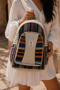 Mochila tradicional tejida con franjas étnicas multicolor, bolsillo frontal y cierre de cremallera para viajes y otras actividades. - Product Image 4