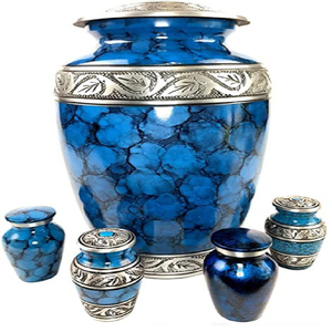 Urne funéraire pour adulte en marbre bleu vif avec petits objets commémoratifs assortis et bordure argentée. Disponible aux prix de gros. - Product Image 1