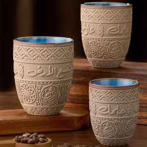 Taza de cerámica con diseño árabe, acabado natural y borde sin pulir, perfecta para vajilla de estilo rústico o hogares orgánicos. - Product Image 1