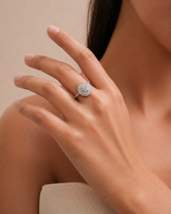 แหวนหมั้นเพชรโมอิสซาไนต์ทองคำแท้ 18K สำหรับผู้หญิงจาก ELVORA GEMS ประดับมุกน้ำจืดทรงเหลี่ยมเจียระไนแบบบริลเลียนท์ ตัวเรือนทรงดอกไม้ ดีไซน์คลาสสิก - Product Image 5