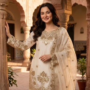 Ensemble de vêtements de fête en soie – Kurti brodé de créateur avec palazzo et dupatta - Product Image 1