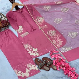 Conjunto de Top Bordado y Pantalones Plazzo para Mujer VASTRA COTTAGE con Borlas y Dupatta de Organza, Prenda Étnica Completamente Cosida - Product Image 4