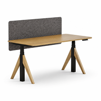 Bureau de travail moderne réglable en hauteur avec plateau en bois grainé, écran d'intimité gris et base inclinée