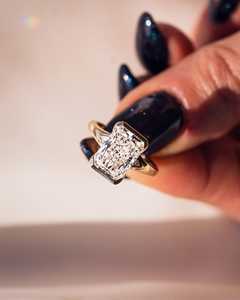 Bague de fiançailles demi-sertie avec diamant de laboratoire taille radiant de 4 carats, certifiée IGI, trois pierres - Product Image 3