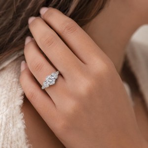 Bague en or massif 10K 14K 18K avec diamant de laboratoire taille ovale couleur DEF clarté VVS et pierres latérales, alliance en platine pour anniversaire et mariage - Product Image 6