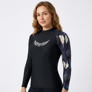 Camiseta de compresión de manga larga para hombre con estampado digital de plumas negras, transpirable, de secado rápido, antibacteriana, con logo frontal - Product Image 2