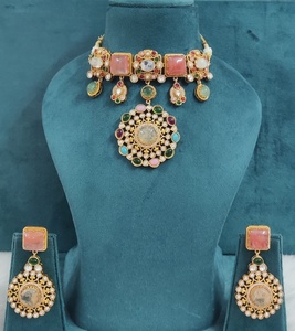 Collier de qualité supérieure avec de magnifiques boucles d'oreilles, ensemble de collier unique inspiré de Sabyasachi, idéal pour les occasions spéciales - Product Image 6