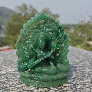 Estatua de la Diosa Saraswati Tallada en Jade Verde con Fondo de Plumas de Pavo Real, Decoración para el Hogar con Deidad Hindú - Product Image 1