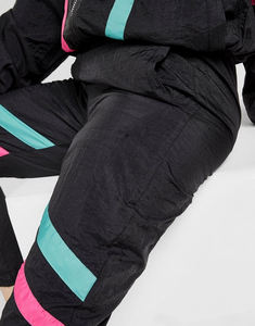 Conjunto Deportivo de 2 Piezas Personalizado para Mujer, Chaqueta Corta de Manga Larga con Ribete Reflectante de Nailon Negro para Verano y Pantalones Cortos de Poliéster - Product Image 5