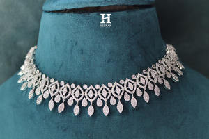 Juego de Joyería Nupcial de Lujo con Diamantes Cultivados en Laboratorio, Collar Redondo de Oro Blanco con Pendientes a Juego, Certificado IGI - Product Image 3