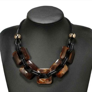 Collar de Perlas de Resina Epoxi Moderno y de Lujo, Joyería de Diseño Hecha a Mano, Accesorio de Regalo Empresarial para Mujeres y Niñas - Product Image 1
