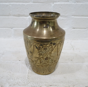 Maceta Decorativa de Metal en Oferta para Arreglos Florales Frescos y Proyectos de Mejora de Interiores Contemporáneos - Product Image 1