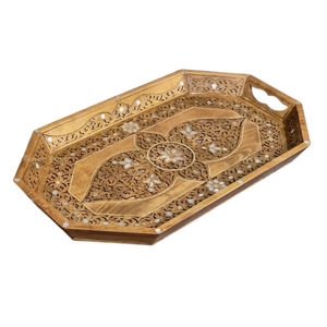 Plateau de service rond en bois de manguier marocain artisanal de qualité supérieure avec motif floral gravé blanc et poignées métalliques pour la maison et la cuisine - Product Image 4