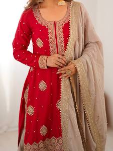 Vente flash : Ensemble Kurti Sharara en soie Chinon avec broderies détaillées et lourdes, vêtements ethniques de créateur pour femmes, disponible au prix export. - Product Image 4