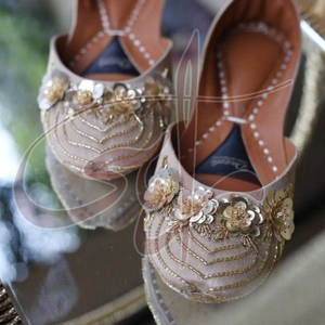 Khussa de Mujer de Alta Calidad Antideslizante y a la Moda con Suela Antideslizante y Parte Superior de Seda Cruda para Uso en Exteriores en Todas las Estaciones - Product Image 5